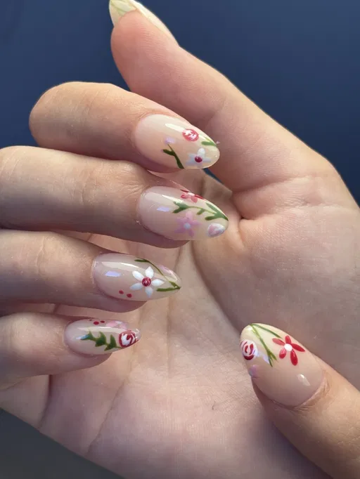 Nail art floral délicat — vue détail
